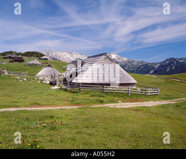 Hölzerne Hirte Häuser auf Velika Planina, in der Nähe von Kamnik, Gorenjska, Slowenien Stockfoto