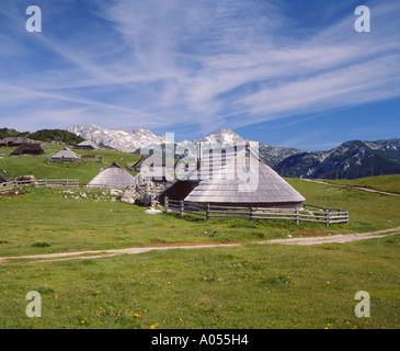 Hölzerne Hirte Häuser auf Velika Planina, in der Nähe von Kamnik, Gorenjska, Slowenien Stockfoto