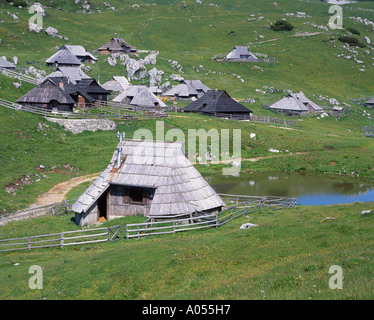 Hölzerne Hirte Häuser auf Velika Planina, in der Nähe von Kamnik, Gorenjska, Slowenien Stockfoto