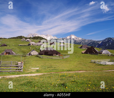 Hölzerne Hirte Häuser auf Velika Planina, in der Nähe von Kamnik, Gorenjska, Slowenien Stockfoto