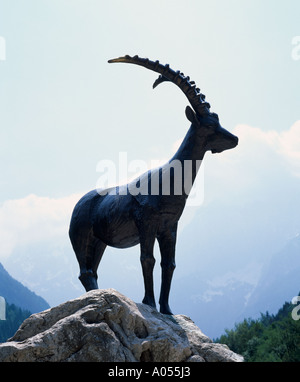 Bronzestatue des Zlatorog, die mythischen goldenen gehörnten Gämsen am Jasna-See, Kranjska Gora, Gorenjska, Slowenien Stockfoto