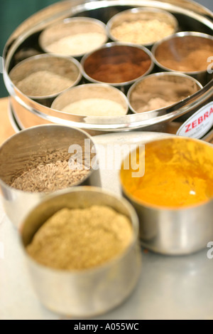 Indische Küche Gewürze in Tradtional Stahl-Schalen Stockfoto