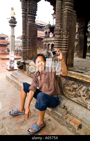 Junge Mann Fotografieren Handy mit Kamera bei Nyatapola-Tempel in Bhaktapur Dorf eine Stadt in der Nähe von Kathmandu Nepal Stockfoto