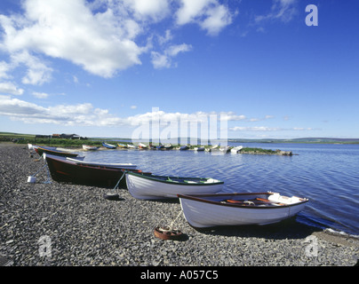 dh Loch Harray STENNESS ORKNEY Angeln Angler Boote in der Bucht am Ufer des Loch Fischer angeln Stockfoto