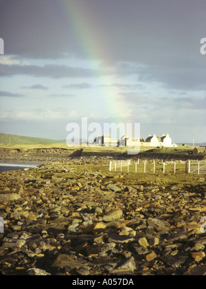 dh Skaill House SANDWICK ORKNEY Rainbow historisches Haus Skara Brae Skaill Bay Küste Felsenufer Stockfoto