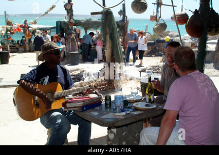Gitarristen spielen für die Gäste im Strandrestaurant in Langebaan greifen western Cape Südafrika RSA Stockfoto