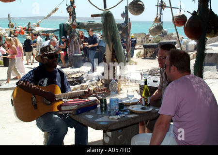 Gitarristen spielen für die Gäste im Strandrestaurant in Langebaan greifen western Cape Südafrika RSA Stockfoto