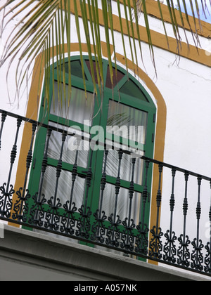 Weiß gewaschen Balkon mit Geländer in Puerto de Mogan Gran Canaria Stockfoto