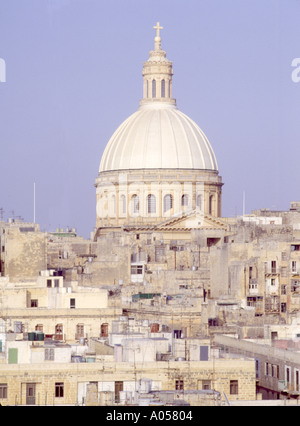 Dh VALLETTA MALTA Karmeliterkirche gewölbtes Dach über die Skyline der Stadt Kathedrale Valletta Stadtbild Stockfoto