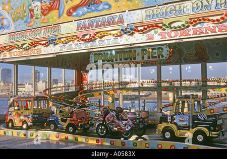 Kleine Kirmes fahren auf Brighton Pier mit der Skyline der Stadt in der Ferne, East Sussex, UK Stockfoto