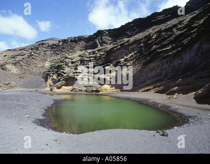 dh grüne Lagune EL GOLFO LANZAROTE grüne Lagune und vulkanischer Lava Felsen Stockfoto