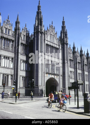 dh Fahrrad Stadt Straße MARISCHAL COLLEGE ABERDEEN SCHOTTLAND paar Radfahrer schottland Fahrräder Sommer Radfahren Straßen Verkehr großbritannien Stockfoto