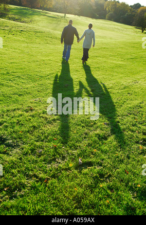Junge Paare, die auf dem Rasen