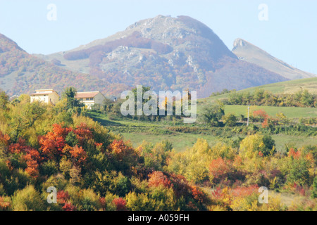 Wunderbare Herbst oder Herbst Farben in den Monti Sibillini Nationalpark von Le Marche, Italien Stockfoto