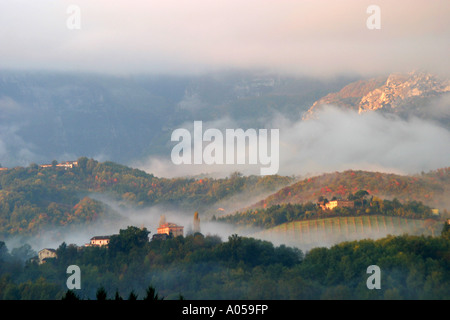 Nebel am frühen Morgen in der Sibillini Nationalpark Herbst Landschaft Le Marche, Italien Stockfoto