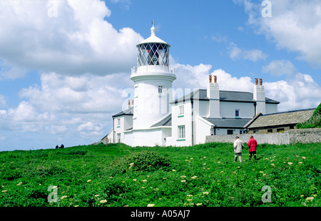 Küstenpfad übergibt Leuchtturm auf Caldey Island vor der Küste von Pembrokeshire von Süd-Wales in der Nähe von Tenby Stockfoto