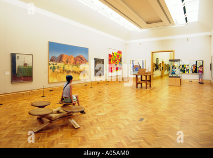 National Museum of Wales in Cardiff, UK. Kunst Galerie Interieur. Junge Frau, die Ausstellung der zeitgenössischen Moderne Malerei betrachten Stockfoto