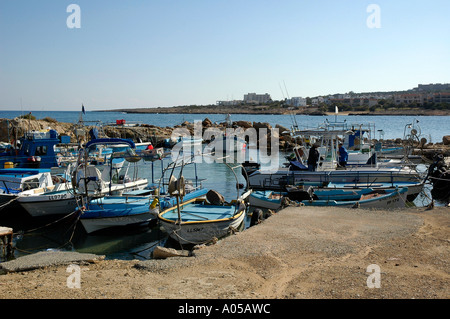 Kleine Fischerboote vertäut in einem natürlichen Hafen in Green Bay, Protaras, Zypern Stockfoto