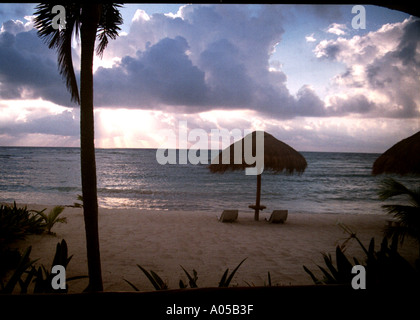 Sonnenuntergang über dem karibischen Akumal Mexiko Stockfoto