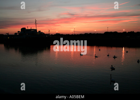 Boot und Sonnenuntergang, North Bay, Salford Quays, Manchester, UK Stockfoto