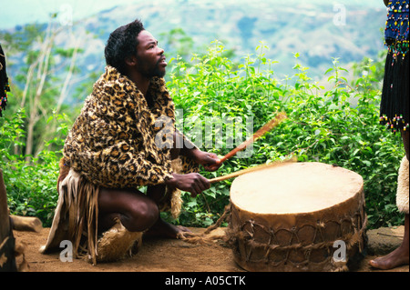 Südafrika, Phe-Zulu, Zulu Mann spielt Schlagzeug Stockfoto