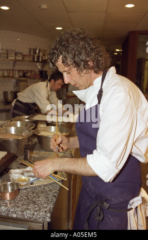 Kevin Thornton bereitet in der Küche des Fitzroy Hotel, Dublin Stockfoto