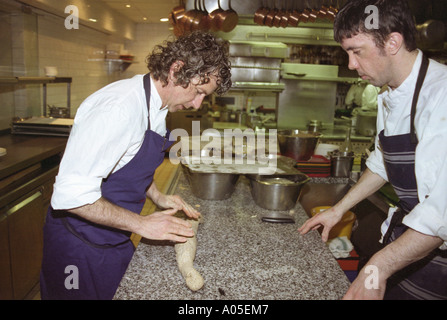 Kevin Thornton, irische Michelin-Sternekoch macht Brot Stockfoto