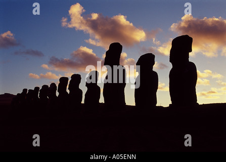 Ahu Tongariki, Moai Silhouette bei Sonnenaufgang Stockfoto