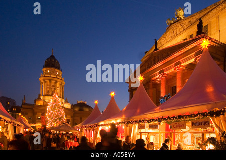 Berlin Gendarmenmarkt Weihnachtsmarkt vor Konzert Haus deutsche Dome Weihnachtsbaum Stockfoto