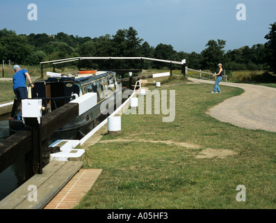 NARROWBOAT in St. CATHERINES Sperre Richtung Norden nach Guildford durch geringste Schloss am Fluss Wey. Shalford Surrey England UK Stockfoto