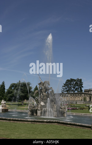 Den tollen Perseus und Andromeda Brunnen Witley Gericht and Gardens. Ein Herrenhaus aus dem 19. Jahrhundert wurde eine größte Landhäuser Stockfoto