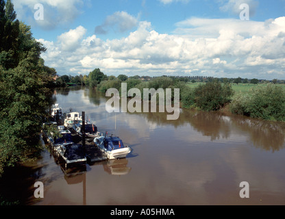 Reflexionen im schlammigen Wasser, Fluss Severn, Upton bei Severn, Severn Vale, Worcestershire, England, UK, Europa Stockfoto