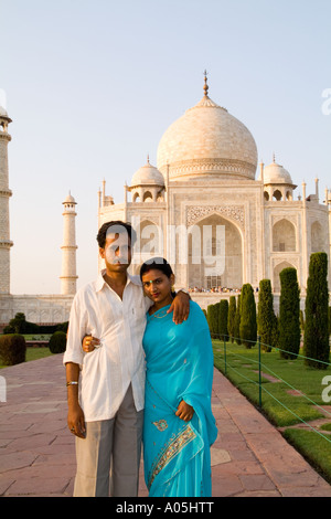 Örtlichen Hindu paar Einnahme Porträt im Urlaub vor dem berühmten Taj Mahal, eines der Wunder der Welt in Agra Indien Stockfoto