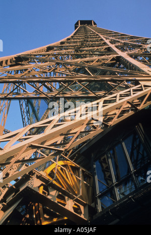 Nahaufnahme, Blick von unten auf den Eiffelturm in Paris Frankreich Stockfoto