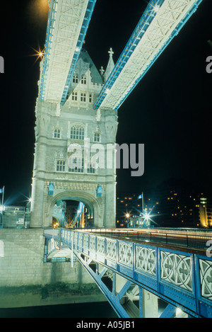 Nahaufnahme von der Tower Bridge in London England am Abend Stockfoto