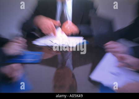 Verschwommenes Bild von Menschen sitzen bei einem Geschäftstreffen Stockfoto