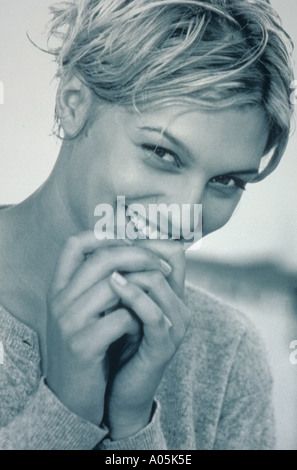 Porträt einer schönen blonden Frau lächelnd Stockfoto