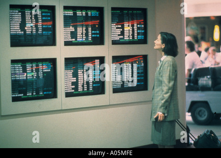 Geschäftsfrau prüft die Fluglinie Zeitplan, wie sie bereitet sich auf Reisen Stockfoto