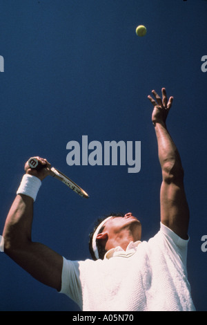 Ein Tennisspieler in den Prozess der Portion Nahaufnahme Stockfoto