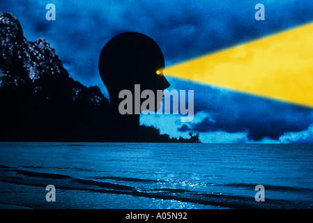 Digital erstellte Bild von einer Person Gesicht blickte über das Meer in der Nacht mit einem Lichtstrahl, der gelbe ragen aus den Augen Stockfoto