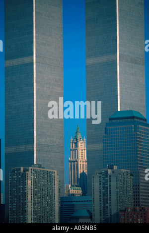 Nahaufnahme der alten Gebäude in New York City wird in den Schatten gestellt durch die Twin Towers New York Stockfoto