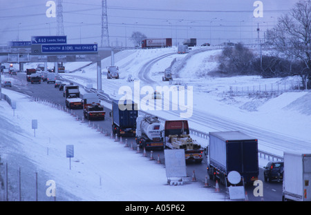 Schwerverkehr durch Blizzard Winterbedingungen auf a1 m1 Straße in der Nähe von Leeds Yorkshire uk Stockfoto