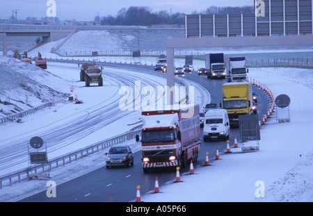 Schwerverkehr durch Blizzard Winterbedingungen auf a1 m1 Straße in der Nähe von Leeds Yorkshire uk Stockfoto