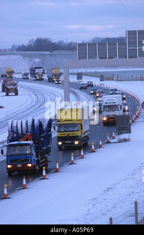 Schwerverkehr durch Blizzard Winterbedingungen auf a1 m1 Straße in der Nähe von Leeds Yorkshire uk Stockfoto