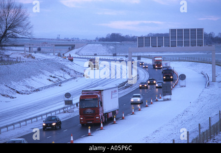 Schwerverkehr durch Blizzard Winterbedingungen auf a1 m1 Straße in der Nähe von Leeds Yorkshire uk Stockfoto