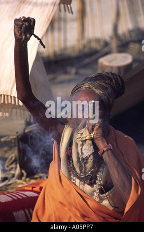 Sadhu, der seit einem Jahrzehnt seinen Arm über dem Kopf gehalten. Khumb Mela Festival 2001-Allahabad, Uttar Pradesh, Indien. Stockfoto