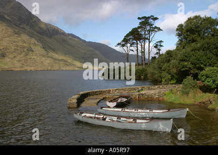 Irland County Mayo Doo Lough Angelboote/Fischerboote am kleinen Steg Stockfoto