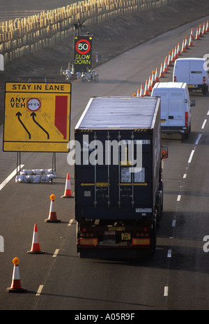 Schwerverkehr m1 Autobahn a1 in der Nähe von Leeds uk 50 km/h Geschwindigkeit Beschränkung Warnschild Restrictions Weitergabe Stockfoto