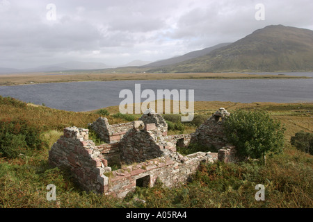 Irland, County Mayo, Achill Island Corraun Peninsula verfallene Hütte neben Ballacragher Bay Stockfoto