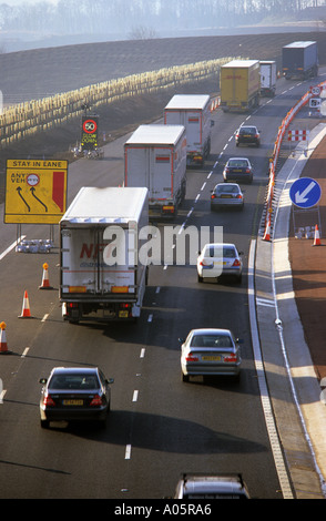 stark befahrenen Autobahn a1/m in der Nähe von Leeds uk 50 km/h Geschwindigkeit Beschränkung Warnschild Restrictions Weitergabe Stockfoto